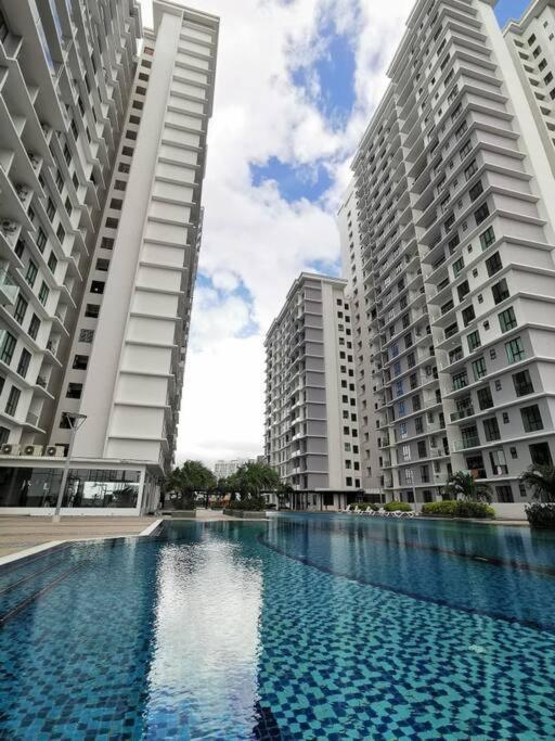 A2705 Platino Paradigmmall Netflix Poolview Bystay Pangsapuri *