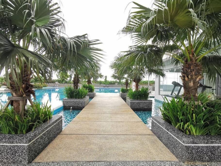 A2705 Platino Paradigmmall Netflix Poolview Bystay Pangsapuri *